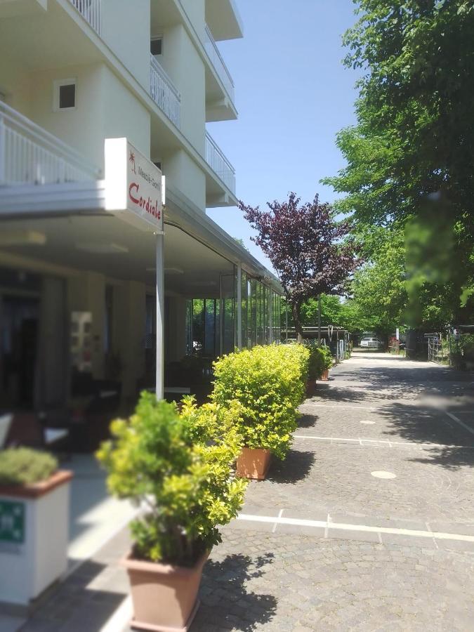 B&B - Meuble' - Hotel " Cordiale " Мизано-Адриатико Экстерьер фото